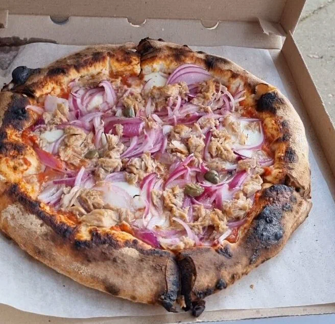 пицца с тунцом и луком