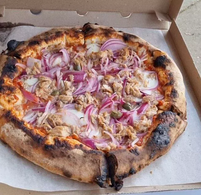 пицца с тунцом и луком